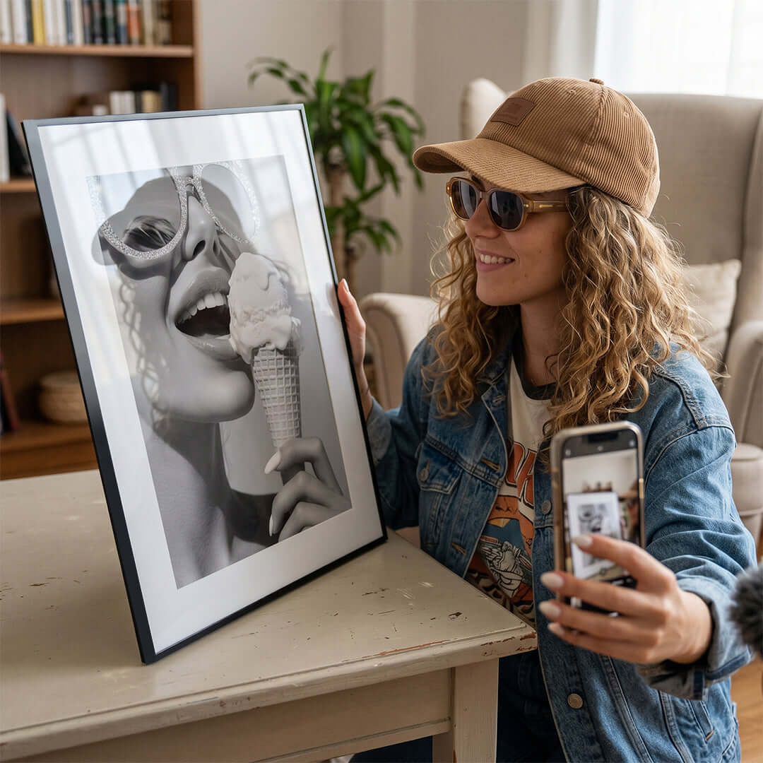 Cuadro Póster Mujer con Helado | Decoración Moderna