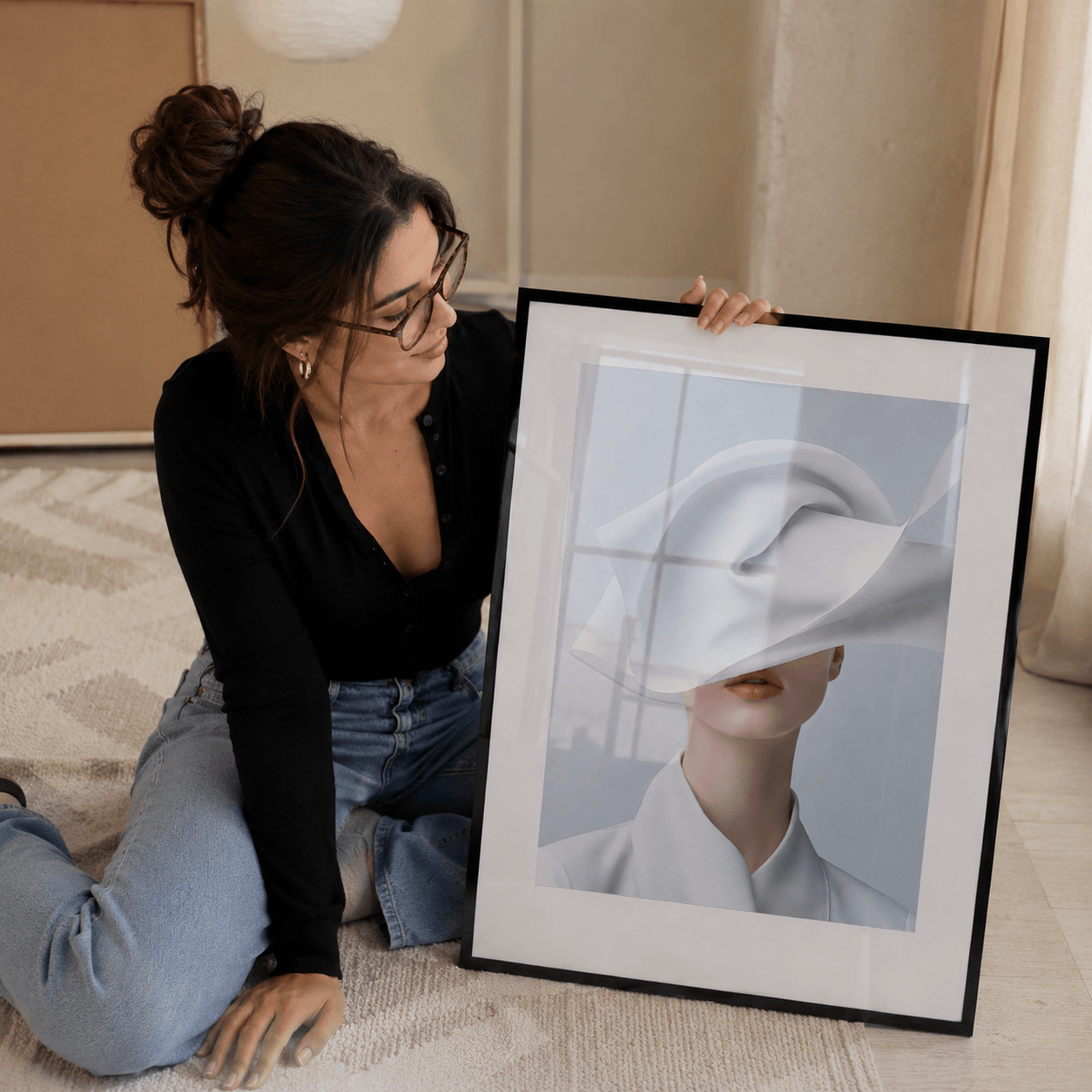 Cuadro Póster Mujer con Tela Blanca | Decoración Minimalista