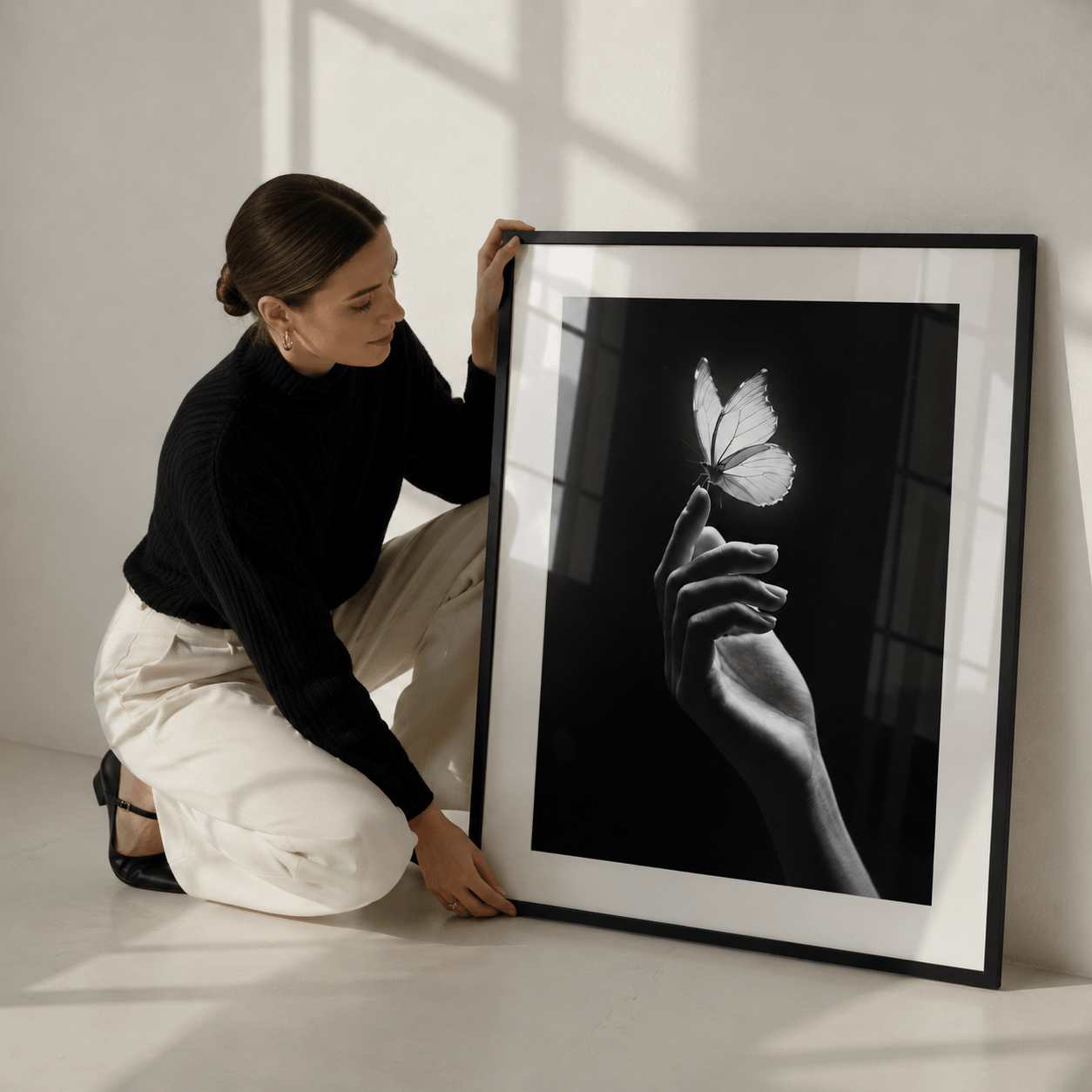 Cuadro Póster Mano con Mariposa | Decoración Minimalista