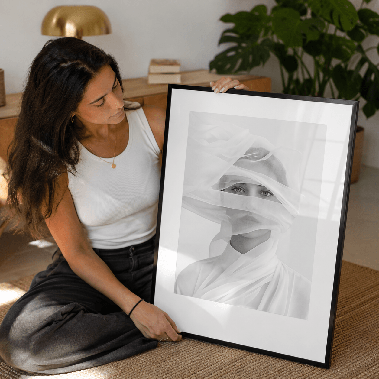 Cuadro Póster Mujer con Velos Blancos | Decoración Minimalista