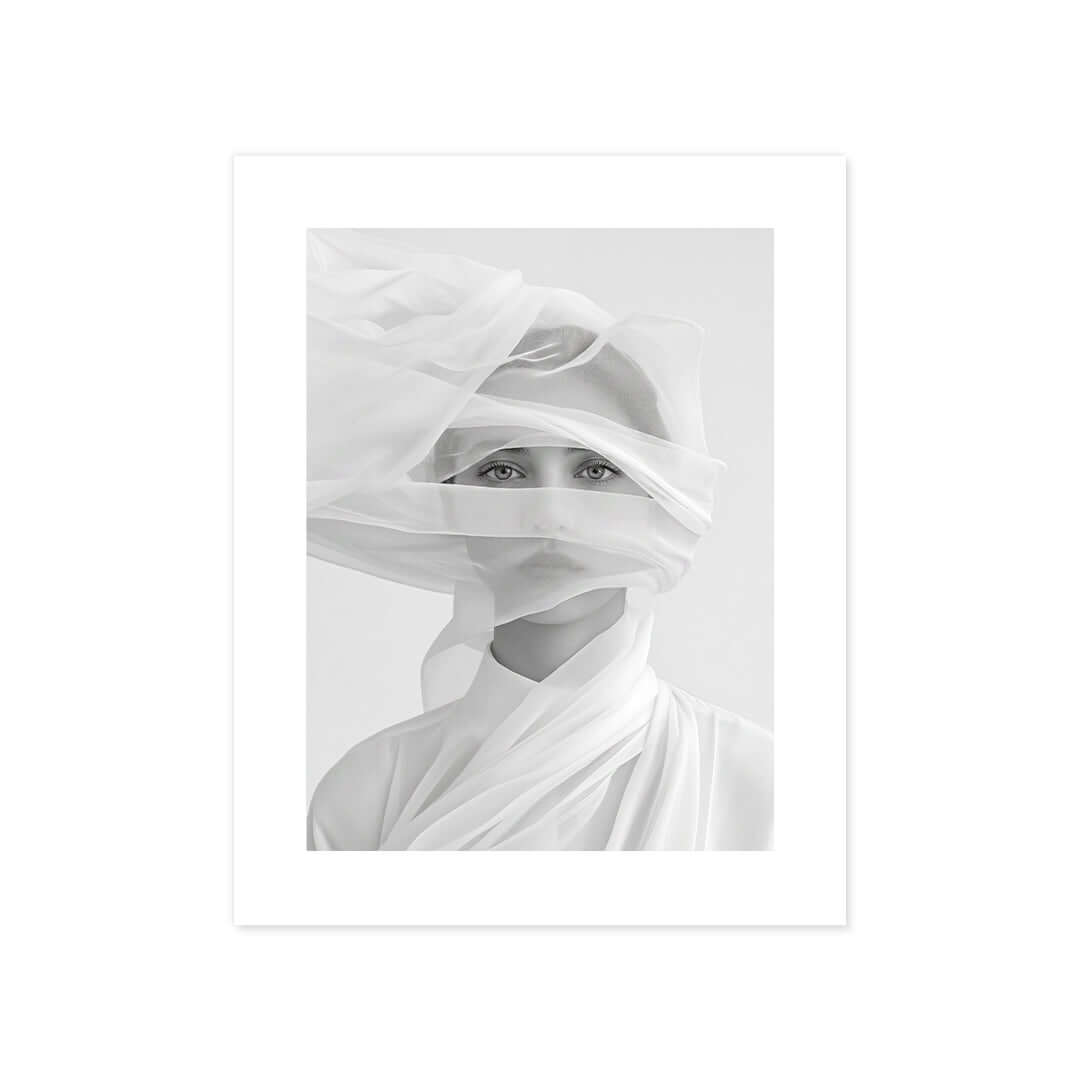 Cuadro Póster Mujer con Velos Blancos | Decoración Minimalista