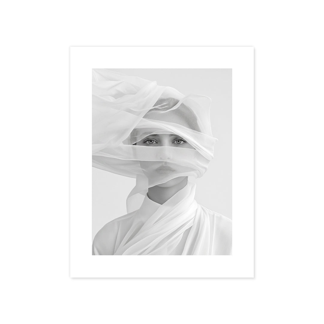 Cuadro Póster Mujer con Velos Blancos | Decoración Minimalista