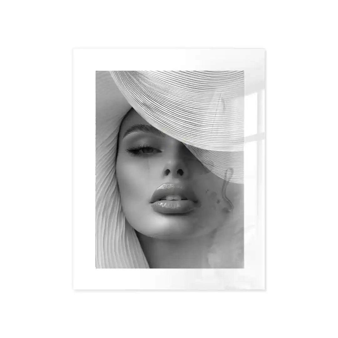 Cuadro Elegancia Bajo el Sombrero | Blanco y Negro