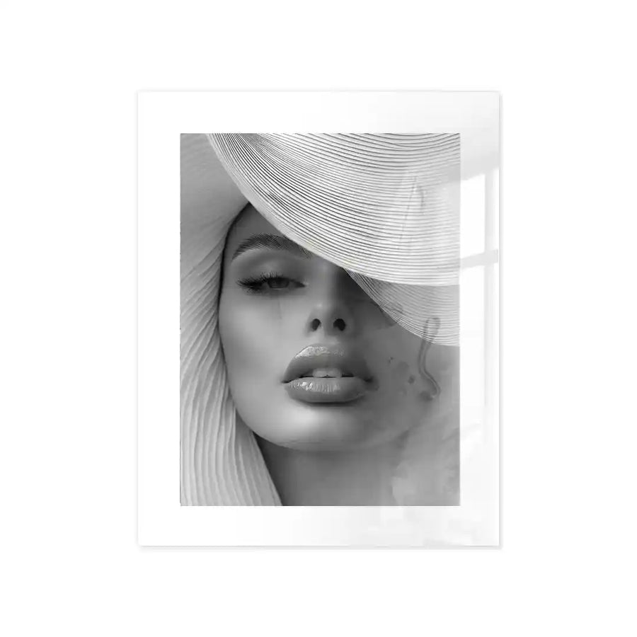 Cuadro Elegancia Bajo el Sombrero | Blanco y Negro