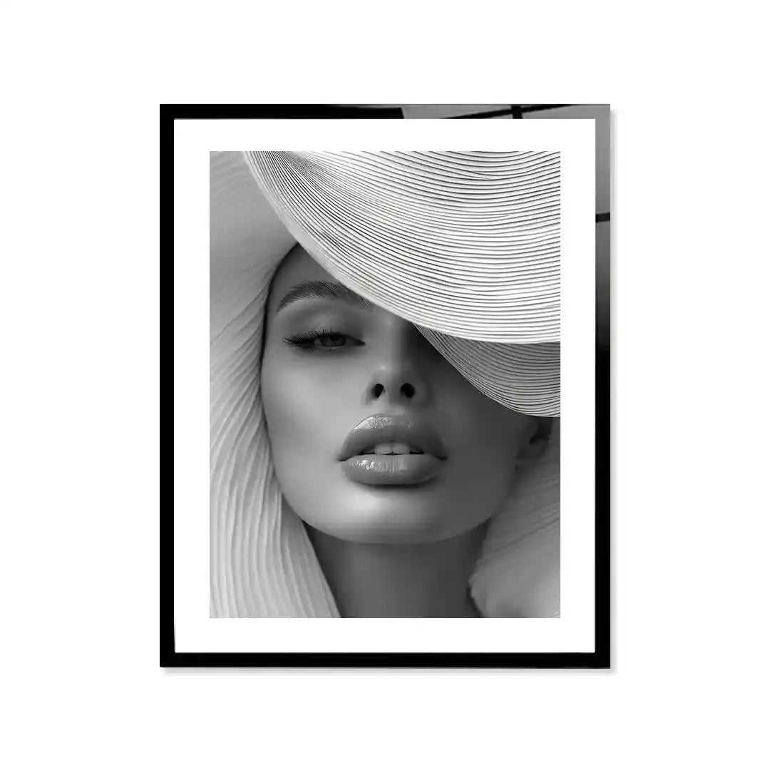 Cuadro Elegancia Bajo el Sombrero | Blanco y Negro